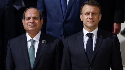  السيسي يستقبل ماكرون قبيل انطلاق قمة شرم الشيخ للسلام