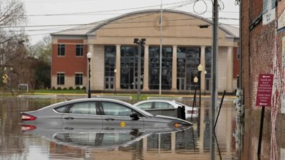مصرع 20 شخصا جراء الفيضانات في أمريكا (فيديو)