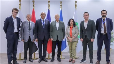 أبو ريدة يهدي نظيره الفرنسي درع اتحاد الكرة وقميص المنتخب