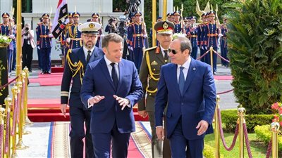 السيسي وماكرون يتفقدان محطة عدلي منصور التبادلية