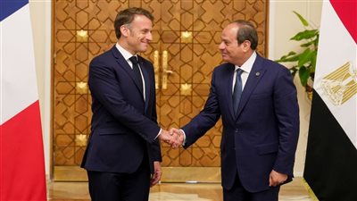  السيسي وماكرون يستمعان إلى شرح تفصيلي من كامل الوزير عن محطة عدلي منصور 