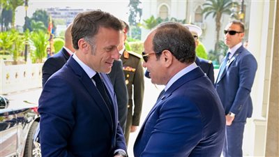 السيسي وماكرون يستقلان مترو الأنفاق من محطة عدلي منصور