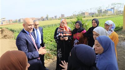 جولة مفاجئة لوزير التعليم بالمنوفية.. يراجع كراسات الواجب بنفسه!.. ويشيد بالانضباط وتحفيز للطلاب المتفوقين.. أولياء الأمور يشكرون عبداللطيف.. ومدارس الباجور تقدم نموذجًا للانضباط والجدية