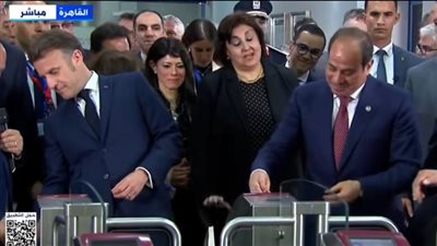 وصلة ضحك بين الرئيس السيسي وماكرون داخل محطة مترو عدلي منصور (فيديو)