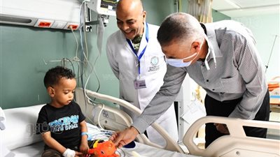 جولة مفاجئة لمحافظ أسوان بمستشفى المسلة (صور)