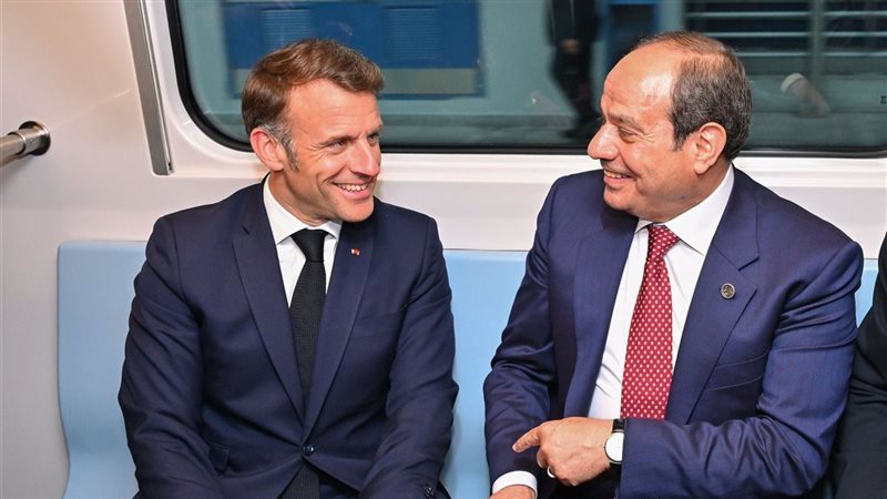 السيسي وماكرون داخل