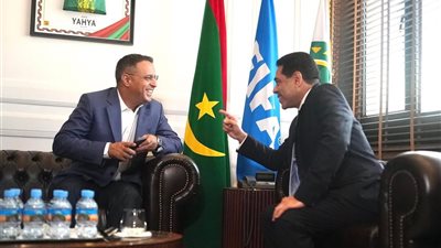 طارق قنديل يزور مقر الاتحاد الموريتاني ويهدي رئيسه درع وعلم الأهلي