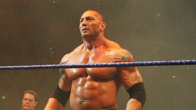 جسم هزيل دون عضلات، ظهور مفاجئ لـ باتيستا يصدم عشاق مصارعة المحترفين (فيديو وصور)