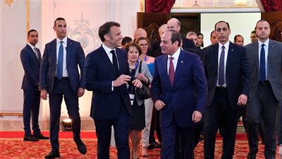 وصول السيسي وماكرون إلى العريش في زيارة تاريخية