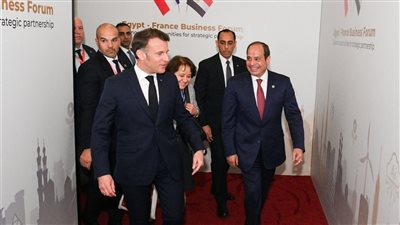  السيسي وماكرون يتفقدان مستشفى العريش العام ويطمئنان على المصابين الفلسطينيين