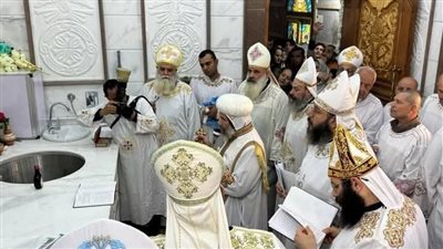 الأنبا صليب يترأس القداس الإلهي ويدشن معمودية وأيقونات بكاتدرائية مارجرجس