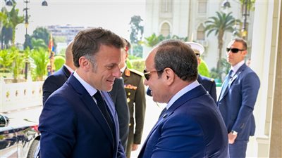 حشود مصرية بالعريش تستقبل السيسي وماكرون بلافتتات رفض تهجير الفلسطينيين