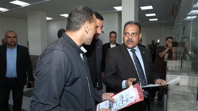 محافظ الشرقية يتفقد العمل بمجمع خدمات بحر البقر 2 