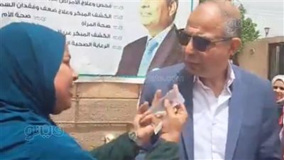  16 سنة ساكنة بالإيجار، محافظ المنيا يمنح سيدة شقة والأخيرة تنهار من البكاء فرحًا