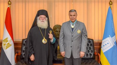 بطريرك الروم الأرثوذكس يسلم محافظ الإسكندرية 