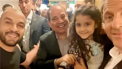 قبلة وراء عناق السيسي وماكرون للطفلة ليان