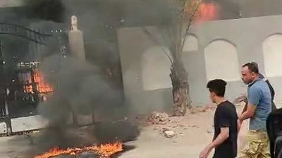 45 دقيقة لإخماد النيران، تفاصيل حريق كبير بمصنع بويات بالشرقية (صور)