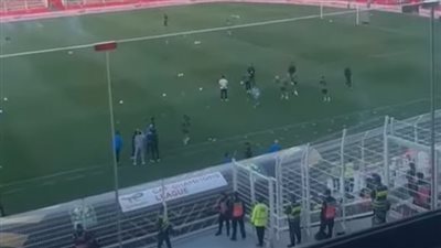 جماهير الجيش الملكي يلقون الشماريخ والألعاب النارية على لاعبي بيراميدز 