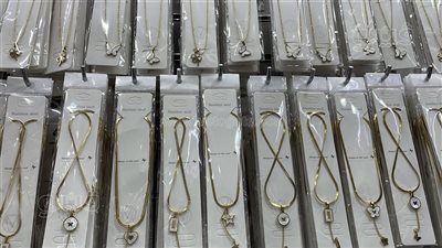 بورصة أناقة الاستانلس ستيل في قلب القاهرة الفاطمية.. أسعار إكسسوارات حارة اليهود تبدأ من 12 إلى 960 جنيهًا (فيديو)