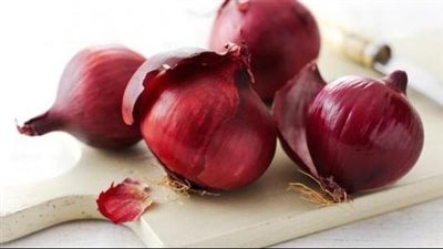 فوائد البصل الأحمر، يحمي من أمراض القلب والسرطان ويعزز صحة الجهاز الهضمي 