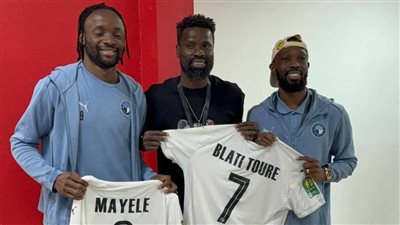 نجم كوت ديفوار وآرسنال الإنجليزي يحصل على قميصي ماييلي وتوريه (صور)