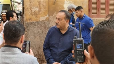 محافظ أسيوط من موقع العقار المنهار: التعامل بكل حزم مع المباني المخالفة وإزالتها (فيديو)