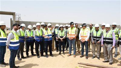 محافظ الفيوم يلتقي وفدا من مصنع ضفائر السيارات 