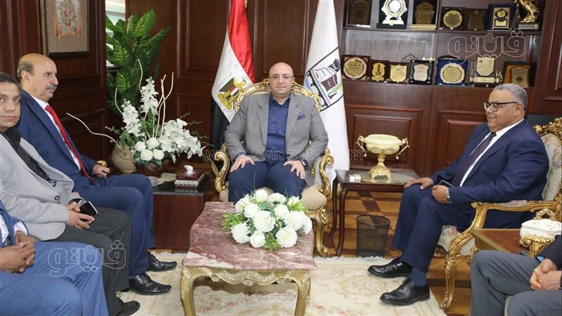 محافظ بني سويف يلتقي