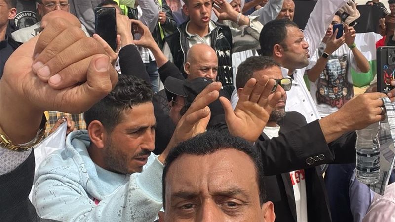 عاملون يستغيثون من