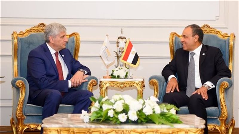 وزير الخارجية مع