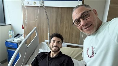 رئيس إنبي يزور حارس مرمى الفريق بالمستشفى