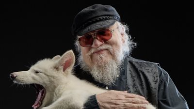 جورج آر مارتن ينشر صورته مع الذئب العائد من الانقراض