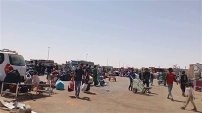  السودانيون العائدون يعلقون لافتات شكر لمصر على حافلات النقل (فيديو)