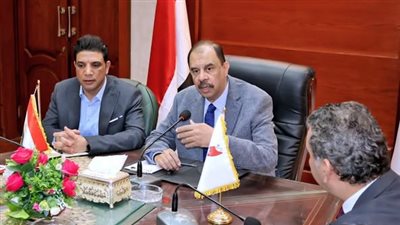 محافظ سوهاج يناقش سبل تطوير المزارات السياحية