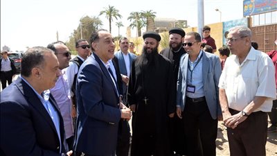 مدبولي يوقف موكبه لإلقاء التحية على معلمي وطلاب مدرسة 