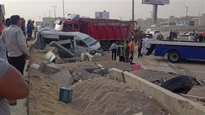 إزالة آثار حمولة قطن سقط من سيارة نقل بالطريق الدائري