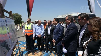 رئيس الوزراء يتفقد أعمال مشروع ازدواج طريق 