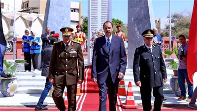 في العيد القومي، محافظ سوهاج يضع إكليلا من الزهور على النصب التذكاري للشهداء 