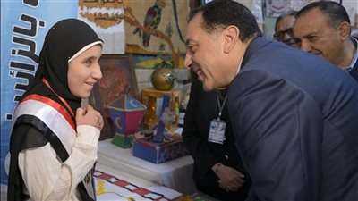رئيس الوزراء يتفقد مدرسة أسيوط الثانوية الزخرفية ومعرض منتجات التعليم الفني