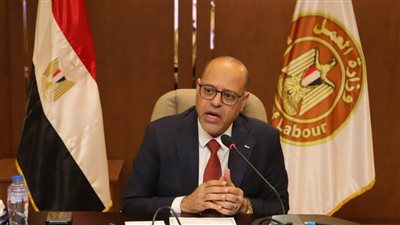 وزير العمل يتفقد البث التجريبي لاستخراج شهادات القيد وقياس مستوى المهارة للمواطنين 