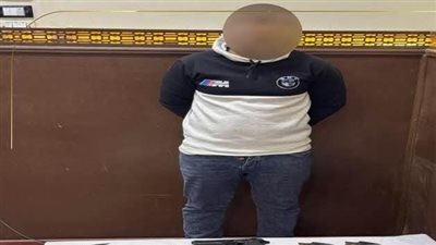 القبض على شخص لترويج بيع أسلحة محدثة صوت وبيضاء عبر أحد التطبيقات