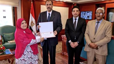 محافظ سوهاج يكرم الفائزة بلقب 