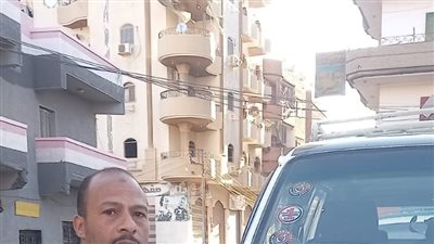 تركيب ملصقات بالتعريفة الجديدة على سيارات الأجرة في سوهاج (صور) 