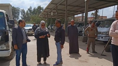 رئيسة مدينة السنطة تتفقد المواقف لمتابعة تطبيق تعريفة الركوب الجديدة (صور)