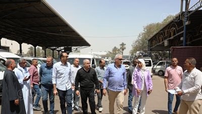 سكرتير عام أسوان يتفقد الالتزام بتطبيق التعريفة الجديدة لسيارات الأجرة (صور)