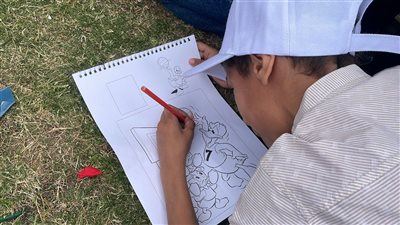 توزيع هدايا وورق للتلوين على الأطفال في احتفالية يوم اليتيم بحديقة الأزهر (فيديو وصور)