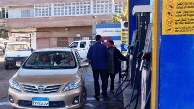 جولات ميدانية لرؤساء المراكز وأجهزة التموين على محطات الوقود ومواقف السرفيس بأسوان (صور)