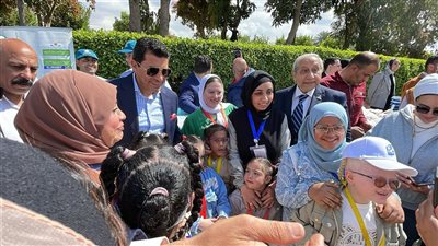 وزير الرياضة يلتقط صورا تذكارية مع الأطفال في احتفالية يوم اليتيم بحديقة الأزهر (فيديو وصور)