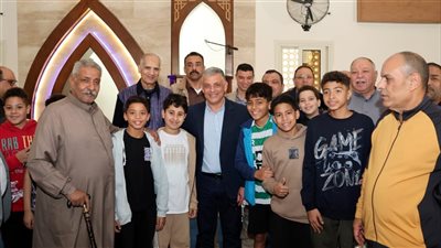 محافظ الإسماعيلية يستمع لمطالب المواطنين عقب أداء صلاة الجمعة بمسجد الهدى (صور)