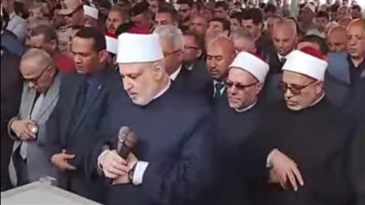 قيادات الأزهر يؤدون صلاة الجنازة على والد رئيس الجامعة (صور)
